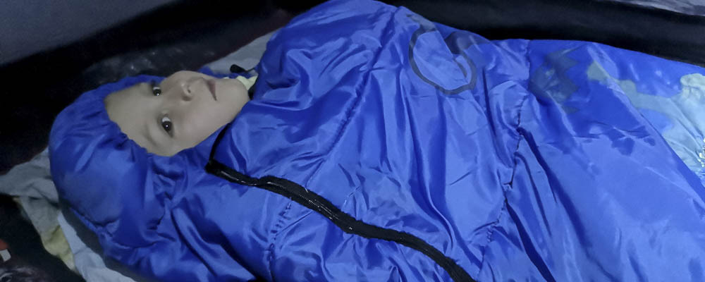 Zelten mit Kindern - Kind im Schlafsack