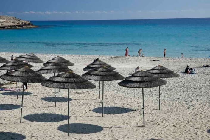 Zypern mit Kindern - Schirme am Nissi Beach